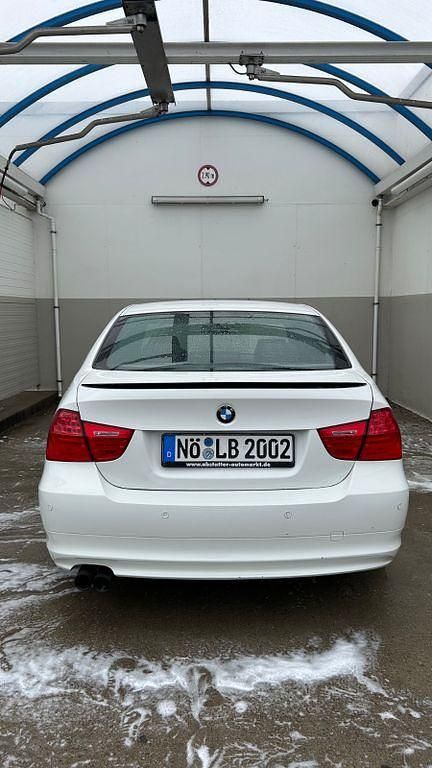 Gebraucht BMW 325 218 PS (160 kW) 2009 Weiß Limousine