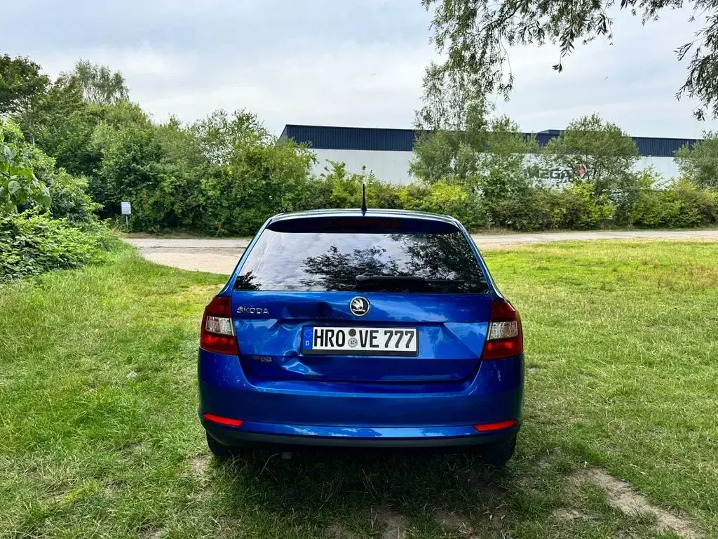 Gebraucht Skoda Rapid Ambition 105 PS (77 kW) 2014 Blau Kleinwagen