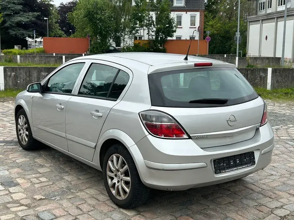 Gebraucht Opel Astra Catch Me 116 PS (85 kW) 2007 Silber Limousine