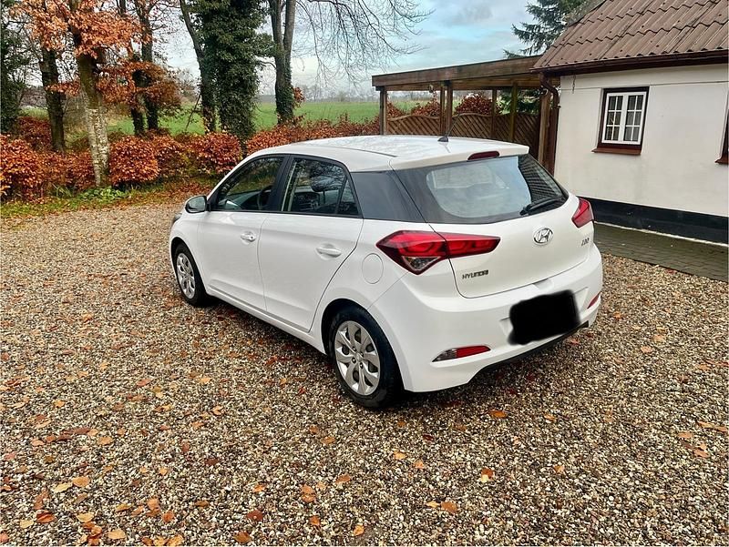 Gebraucht Hyundai i20 75 PS (55 kW) 2017 Weiß Kleinwagen