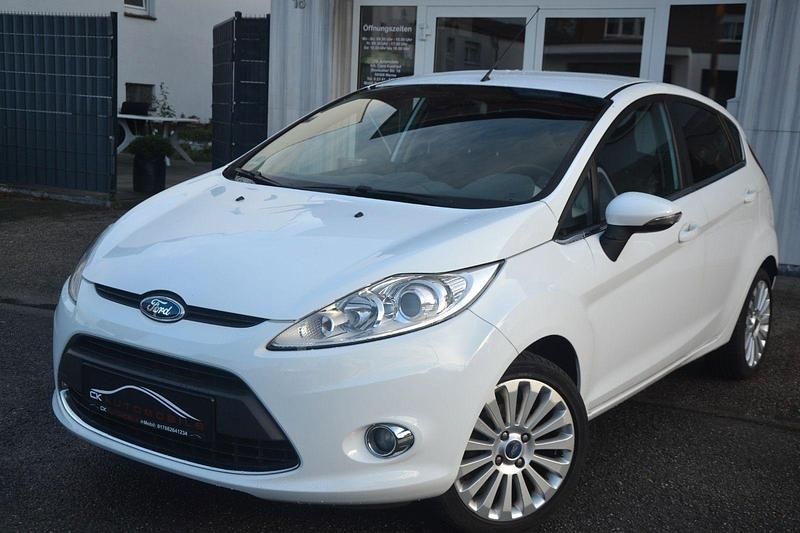 Weiß Gebraucht 2010 Ford Fiesta Titanium Kleinwagen | 3.790 € (Guter Preis) - Bild 1/4