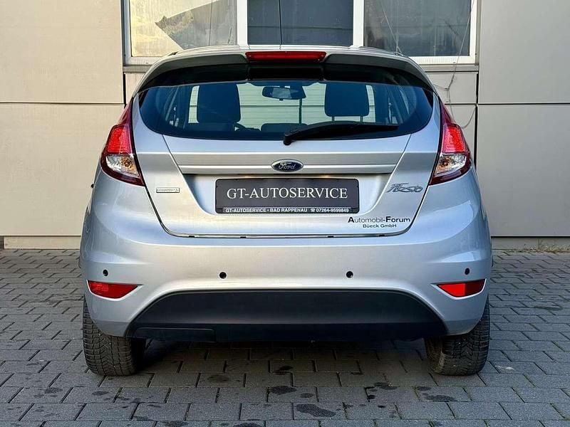 Gebraucht Ford Fiesta Trend 101 PS (74 kW) 2014 Polarsilber metallic Kleinwagen