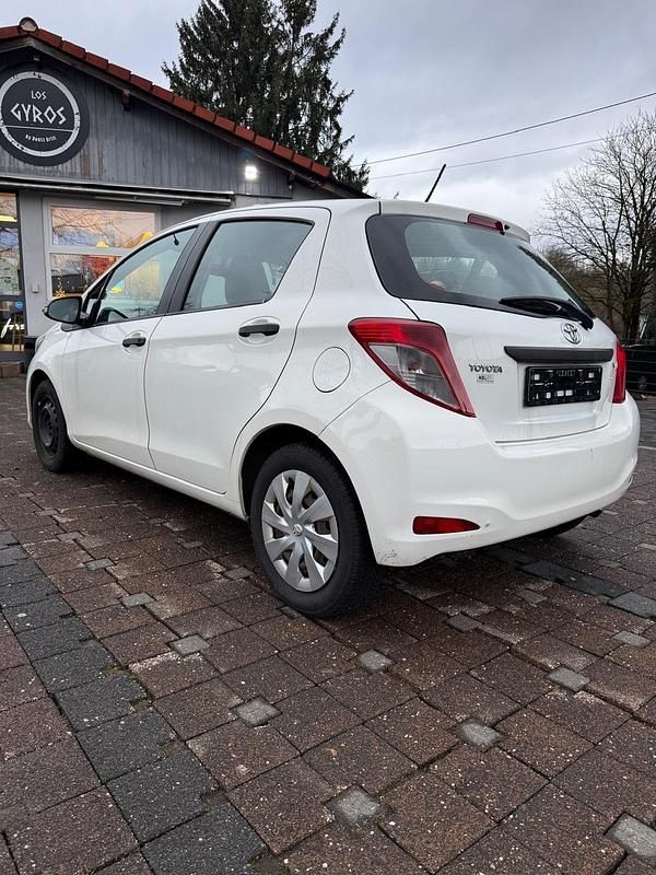 Gebraucht Toyota Yaris 69 PS (50 kW) 2012 Weiß Kleinwagen
