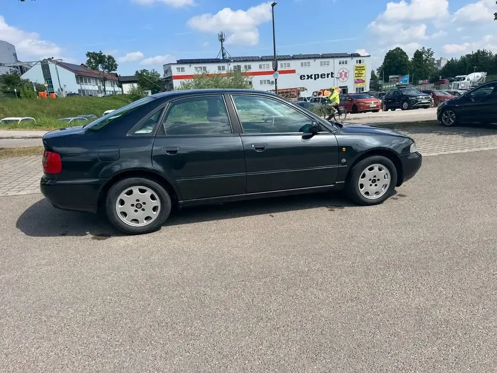 Używany Audi A4 101 KM (74 kW) 1996 Czarny Sedan/Limuzyna