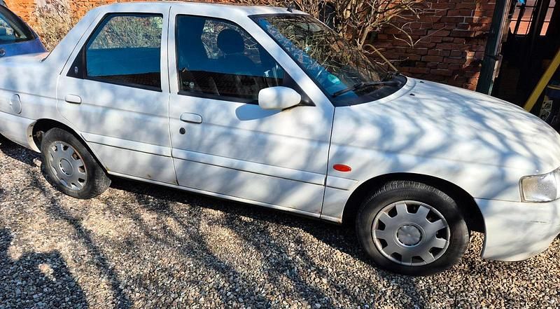 Gebraucht Ford Escort 90 PS (66 kW) 1996 Weiß Limousine