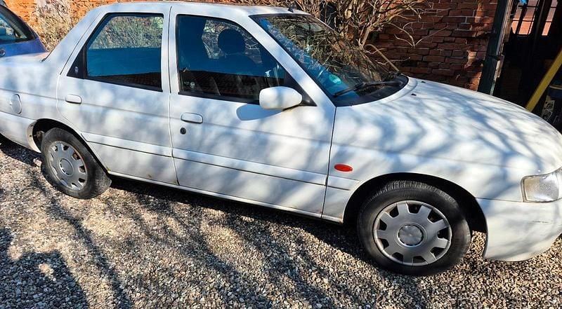 Gebraucht Ford Escort 1996 Weiß Limousine