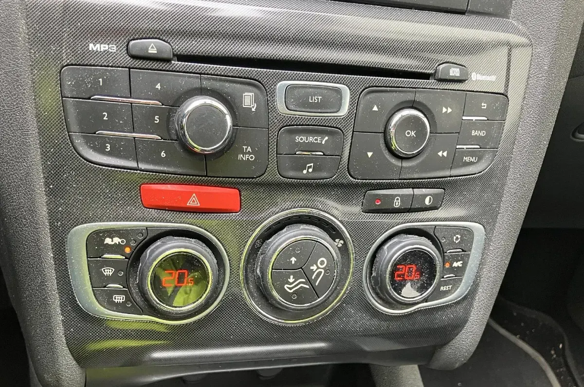 Gebraucht Citroën C4 95 PS (69 kW) 2013 Silber Limousine