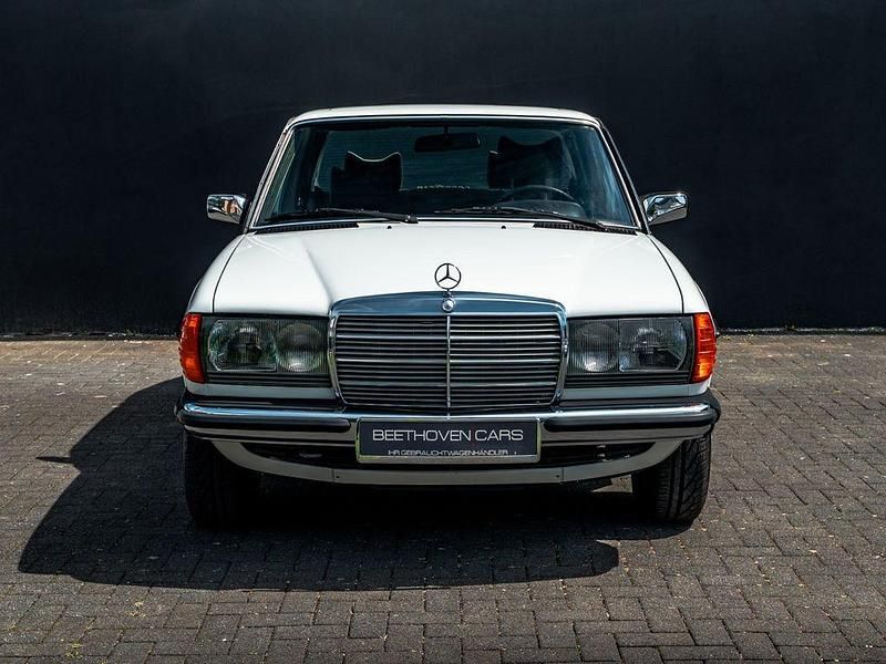 Second-hand Mercedes 250 1979 Alb Berlinǎ