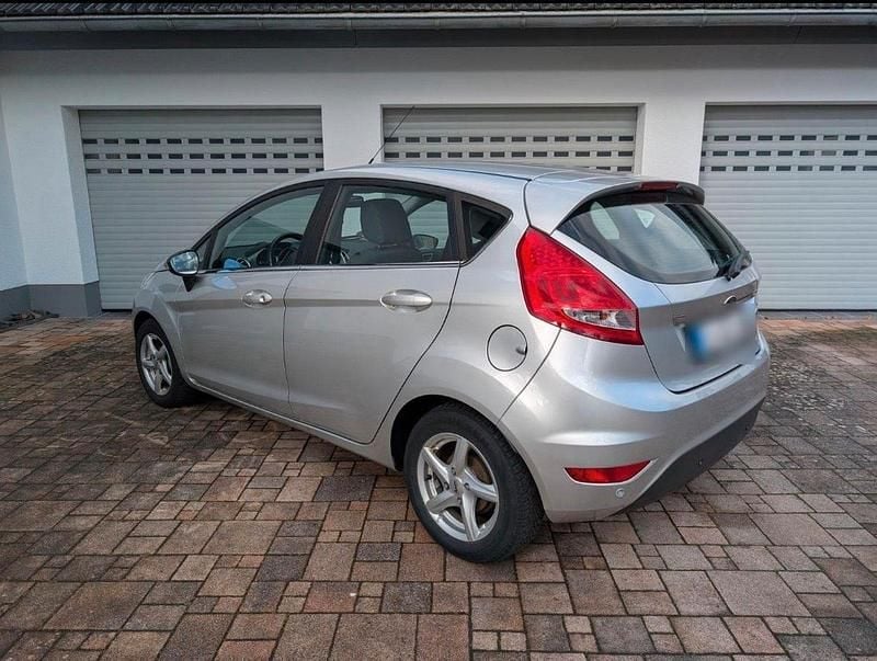Gebraucht Ford Fiesta Titanium 80 PS (58 kW) 2012 Silber Kleinwagen