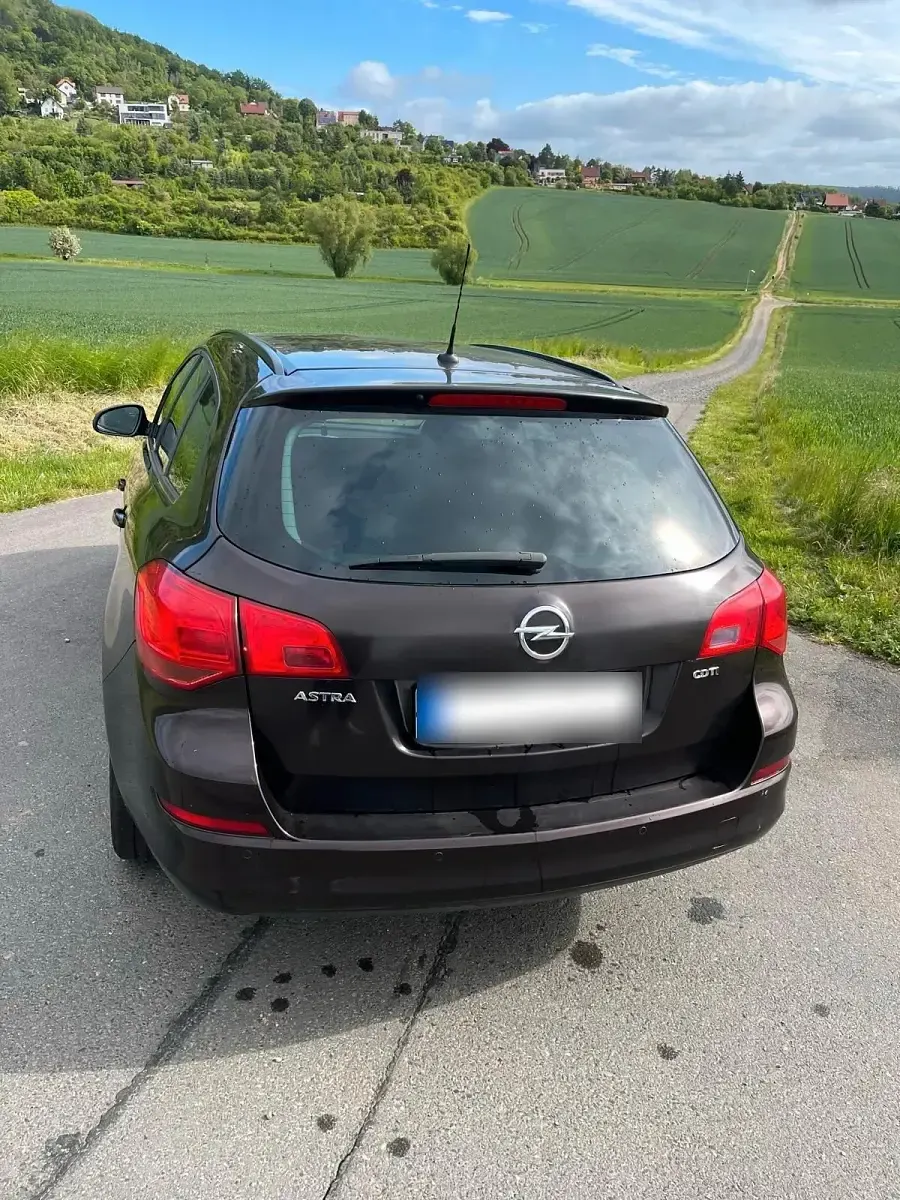 Usata Opel Astra 100 CV (73 kW) 2011 Marrone Station wagon