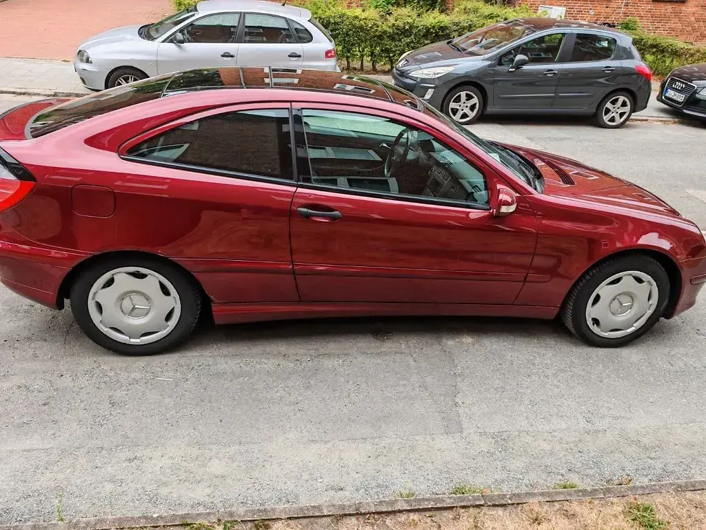 Gebraucht Mercedes C180 129 PS (94 kW) 2003 Rot Coupé