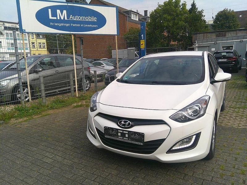Weiß Gebraucht 2014 Hyundai i30 Limousine | 6.950 € (Fairer Preis) - Bild 1/4