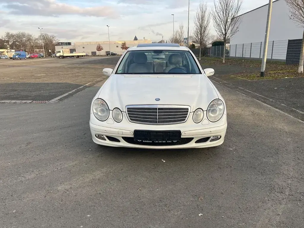 Używany Mercedes E280 177 KM (130 kW) 2005 Biały Sedan/Limuzyna