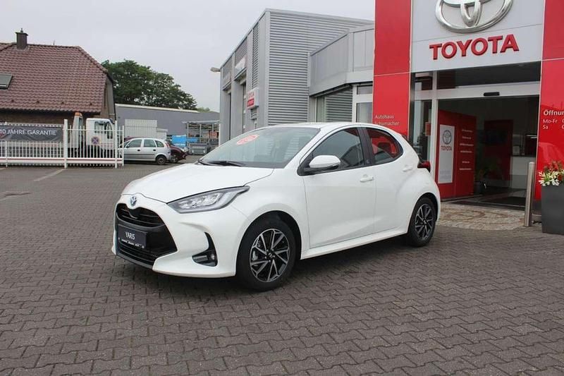Weiß Neu 2025 Toyota Yaris Hybrid Team Kleinwagen | 24.900 € (Fairer Preis) - Bild 1/4