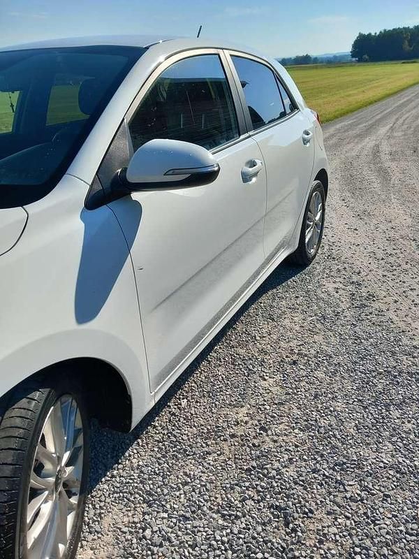 Weiß Gebraucht 2017 Kia Rio DREAM-TEAM Edition Limousine | 8.500 € (Fairer Preis) - Bild 1/4