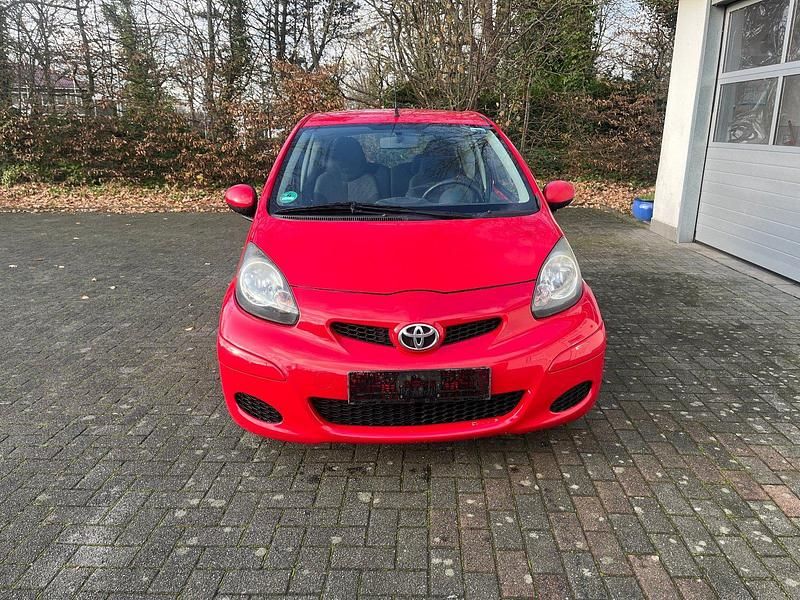 Rot Gebraucht 2011 Toyota Aygo Kleinwagen | 1.750 € (Fairer Preis) - Bild 1/4