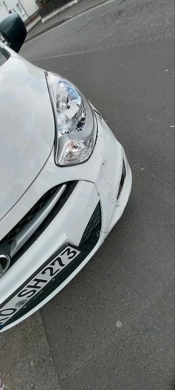 Gebraucht Hyundai i10 69 PS (50 kW) 2013 Weiß Kleinwagen