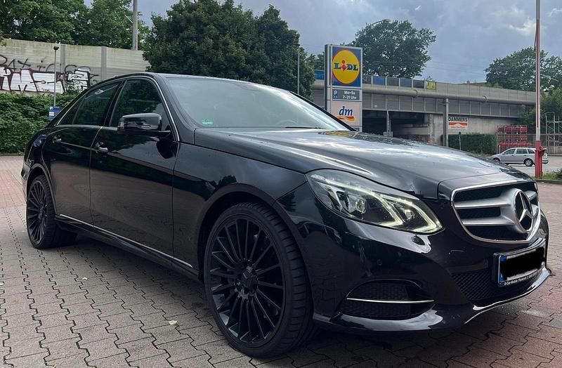 Schwarz Gebraucht 2013 Mercedes E500 AMG Limousine | 18.900 € (Fairer Preis) - Bild 1/4