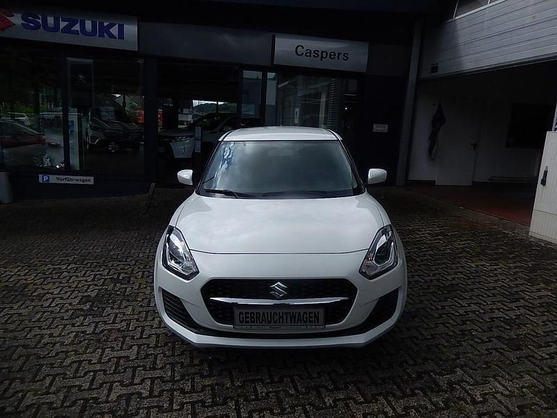 Weiß Gebraucht 2022 Suzuki Swift Club Limousine | 14.250 € (Fairer Preis) - Bild 1/4
