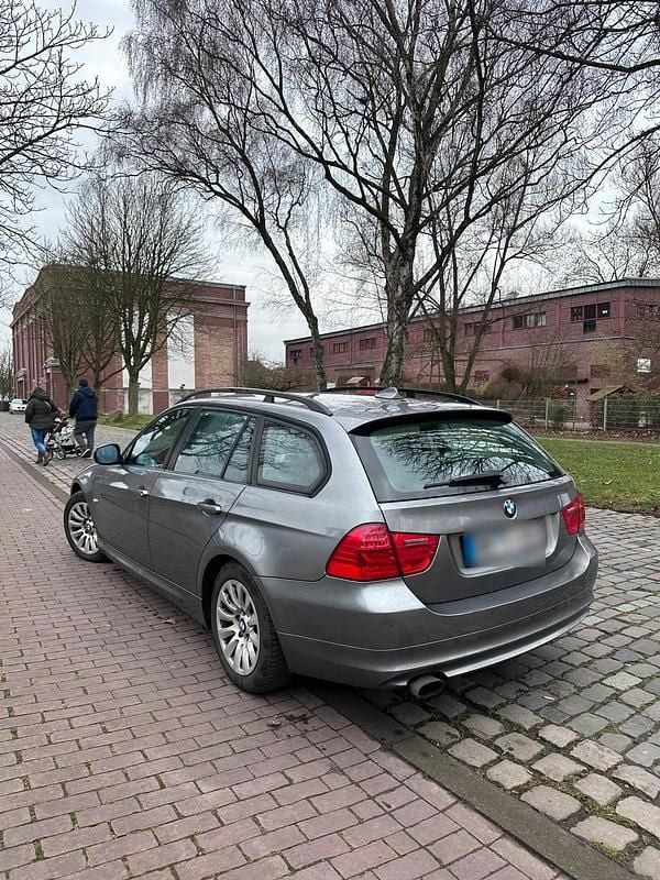 Gebraucht BMW 320 177 PS (130 kW) 2009 Grau Kombi