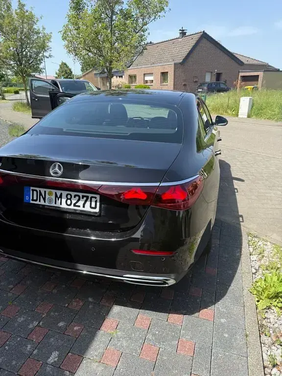 Usado Mercedes E200 204 CV (150 kW) 2024 Negro Berlina