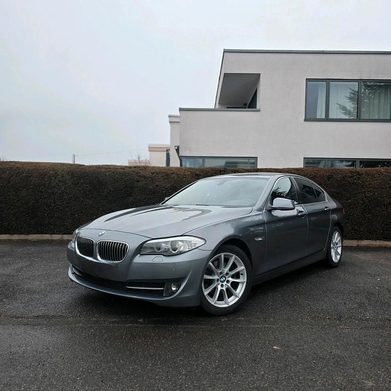 Grau Gebraucht 2012 BMW 520 Efficient Dynamics Limousine | 9.790 € (Guter Preis) - Bild 1/4