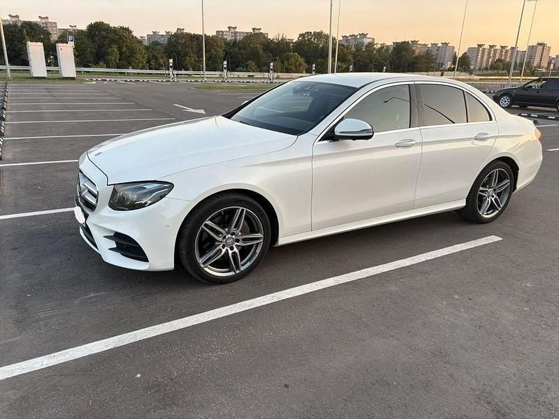 Weiß Gebraucht 2016 Mercedes E220 AMG line Limousine | 21.900 € (Fairer Preis) - Bild 1/4
