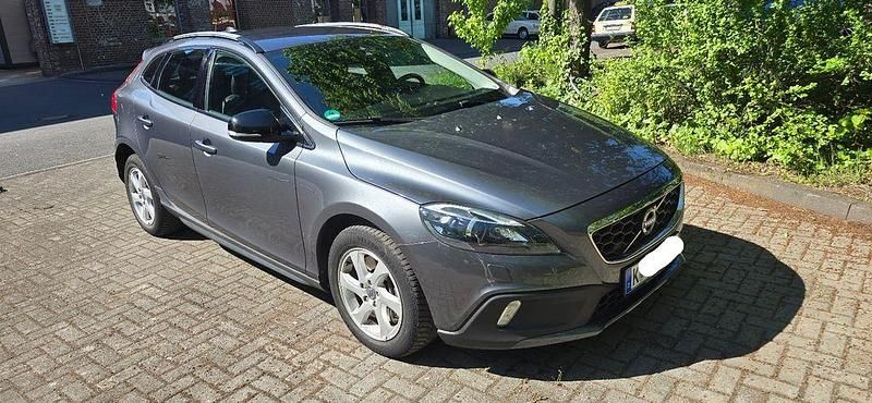 Grau Gebraucht 2013 Volvo V40 Momentum Kombi | 11.700 € (Fairer Preis) - Bild 1/4