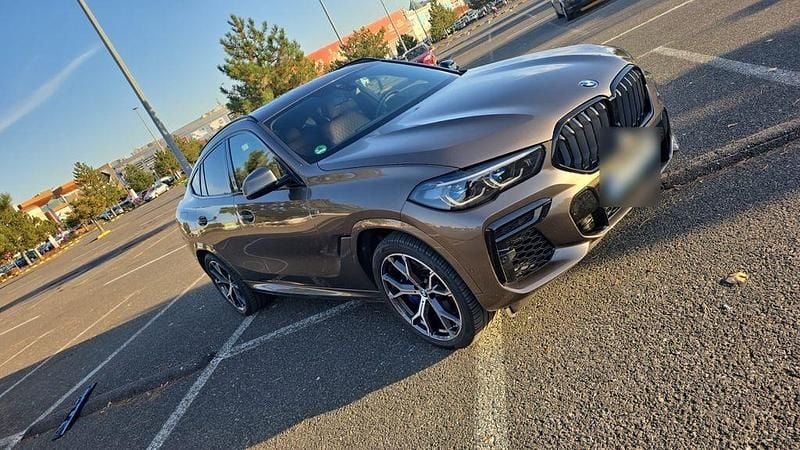 Braun Gebraucht 2022 BMW X6 M50 Shadowline SUV | 66.000 € (Superpreis) - Bild 1/4