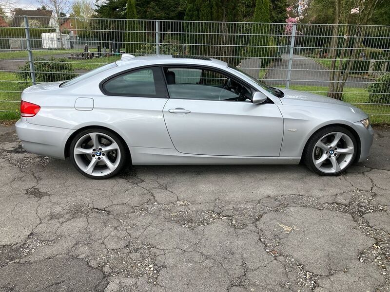 Silber Gebraucht 2009 BMW 330 Sport Line Coupé | 19.900 € (Teuer) - Bild 1/4