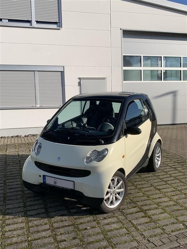 Weiß Gebraucht 2003 Smart ForTwo Coupé Kleinwagen | 2.400 € (Fairer Preis) - Bild 1/4