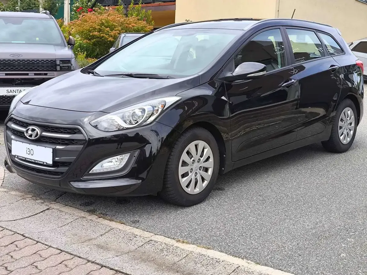 Gebraucht Hyundai i30 Trend 101 PS (74 kW) 2017 Phantom black / mic Kombi