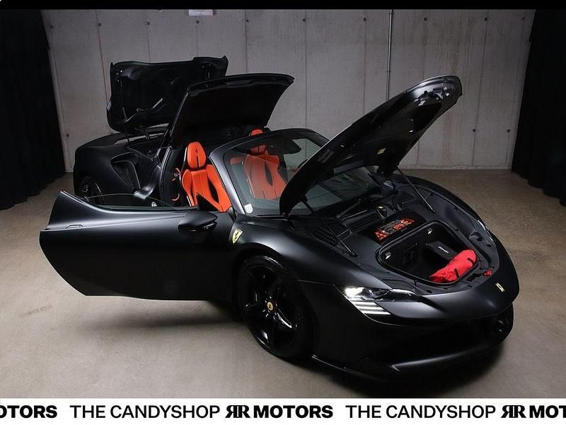 Neu Ferrari SF90 780 PS (573 kW) 2025 Schwarz Cabrio