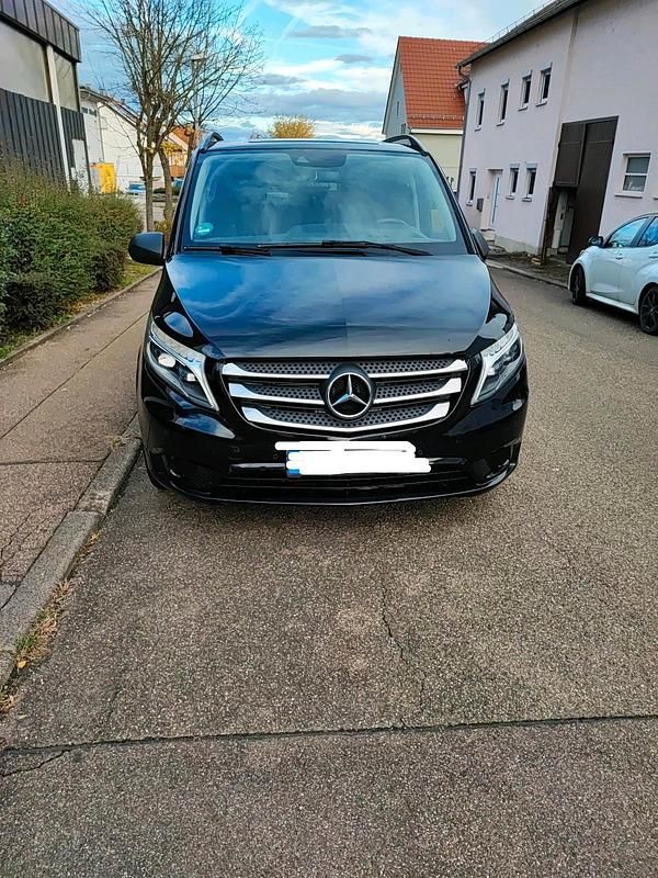 Schwarz Gebraucht 2015 Mercedes Vito Kombi | 25.400 € - Bild 1/4