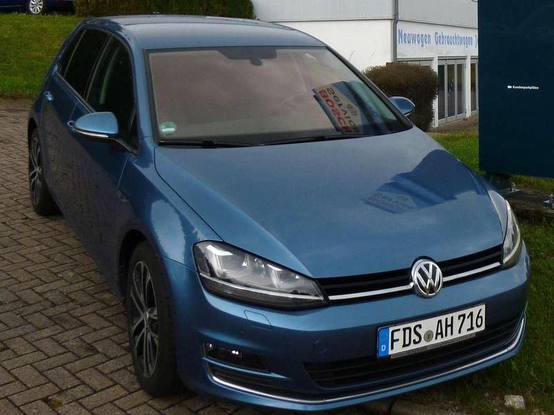 Pacific blue metallic Gebraucht 2015 VW Golf VII LOUNGE Kleinwagen | 11.500 € (Fairer Preis) - Bild 1/4