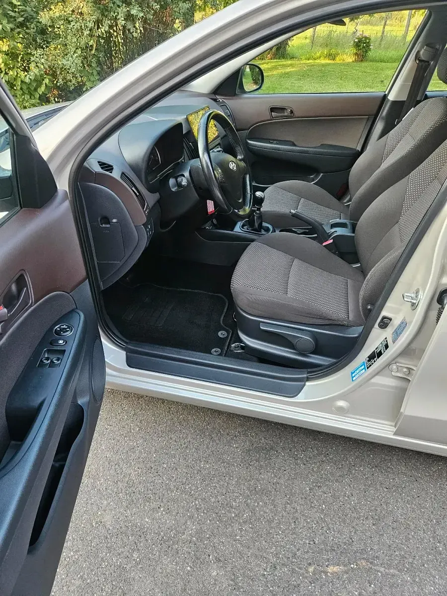 Gebraucht Hyundai i30 105 PS (77 kW) 2011 Beige Limousine