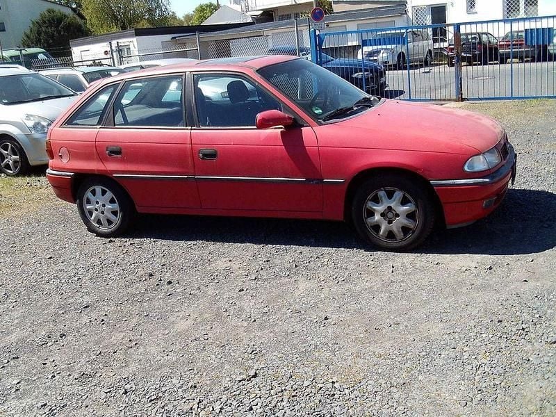 Second-hand Opel Astra 75 CP (55 kW) 1996 Roșu Berlinǎ