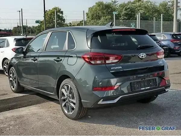 Neu Hyundai i30 Advantage 101 PS (74 kW) 2025 Cypress green Limousine