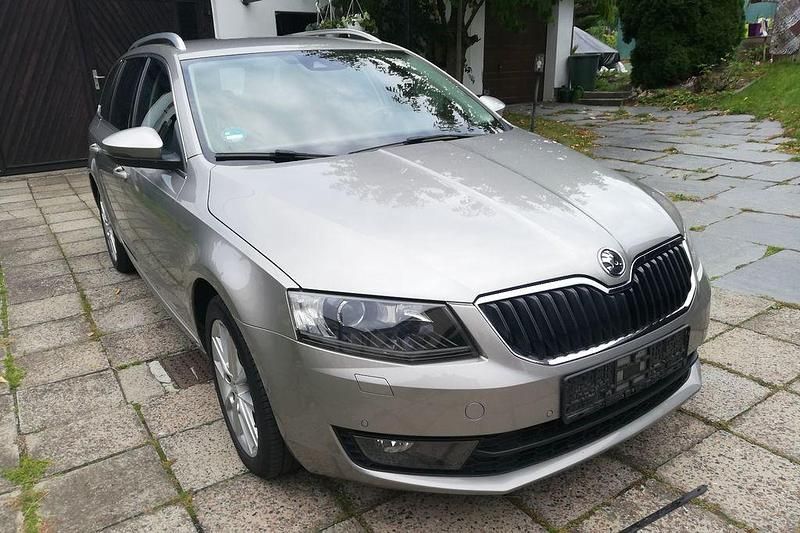 Grau Gebraucht 2013 Skoda Octavia LAURIN & KLEMENT Kombi | 12.900 € (Fairer Preis) - Bild 1/4