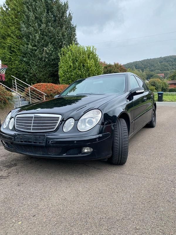 Schwarz Gebraucht 2004 Mercedes E220 Limousine | 1.700 € - Bild 1/4