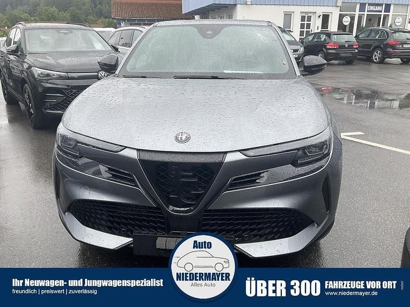 Grigio arese metallic Neu 2025 Alfa Romeo Junior Edizione Speciale SUV | 27.995 € - Bild 1/4