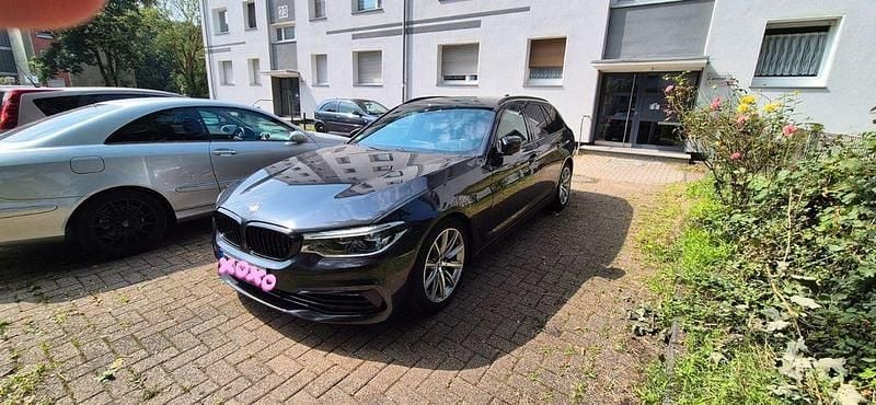 Grau Gebraucht 2018 BMW 520 Sport Line Limousine | 19.300 € (Superpreis) - Bild 1/4