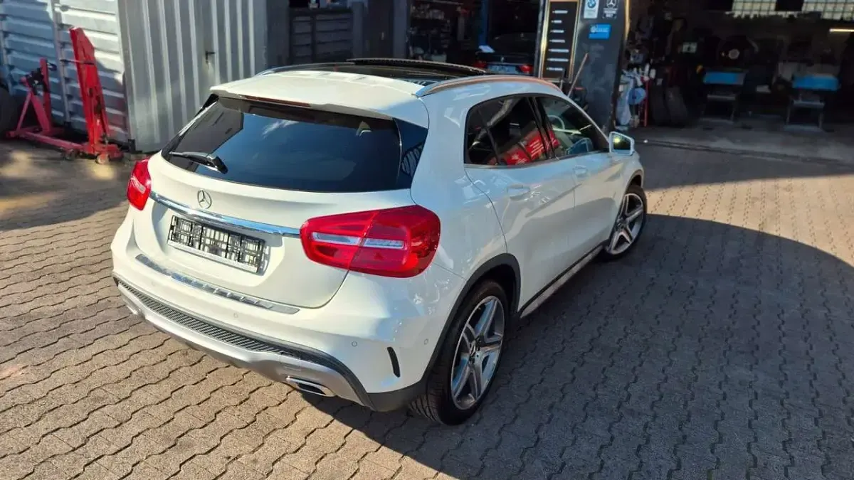 Gebraucht Mercedes GLA180 Sport 122 PS (89 kW) 2015 Calcitweiss  unilack SUV
