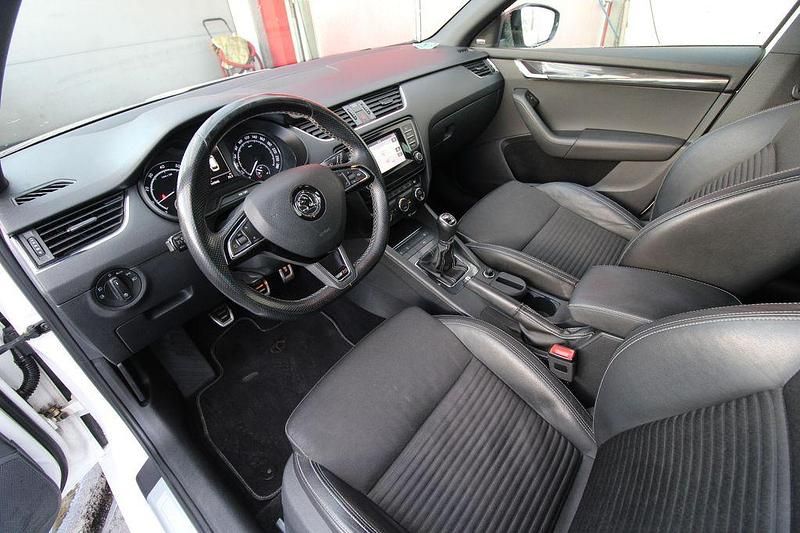 Gebraucht Skoda Octavia RS 220 PS (161 kW) 2015 Weiß Kleinwagen