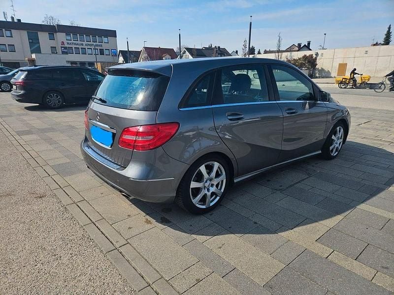 Gebraucht Mercedes B180 122 PS (89 kW) 2014 Grau Van / Kleinbus
