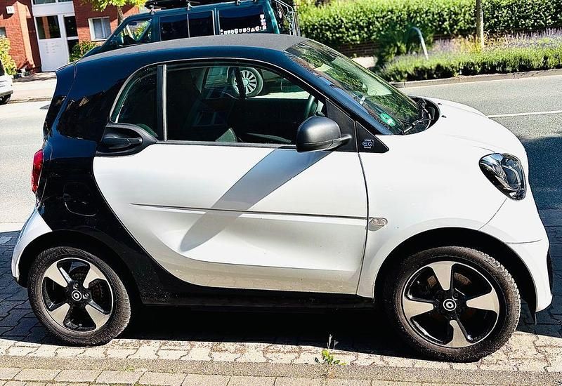 Weiß Gebraucht 2021 Smart ForTwo Electric Drive Coupé | 12.200 € (Etwas zu teuer) - Bild 1/4