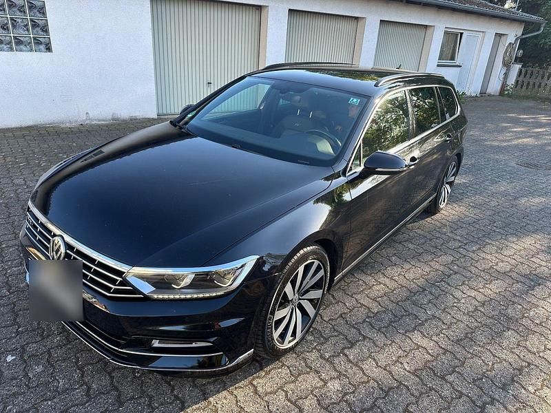 Schwarz Gebraucht 2017 VW Passat R-line Kombi | 15.390 € (Teuer) - Bild 1/4