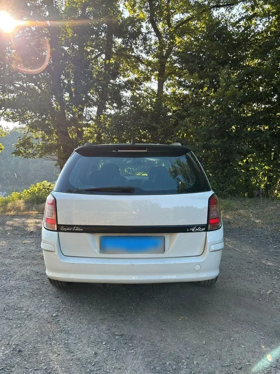 Gebraucht Opel Astra 101 PS (74 kW) 2010 Weiß Kombi