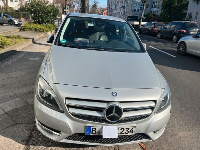 Silber Gebraucht 2013 Mercedes B200 Van / Kleinbus | 12.000 € (Guter Preis) - Bild 1/4