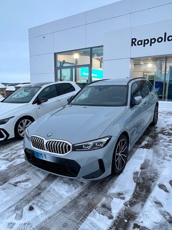 Grau Gebraucht 2025 BMW 330e M Sport Kombi | 46.900 € (Superpreis) - Bild 1/4